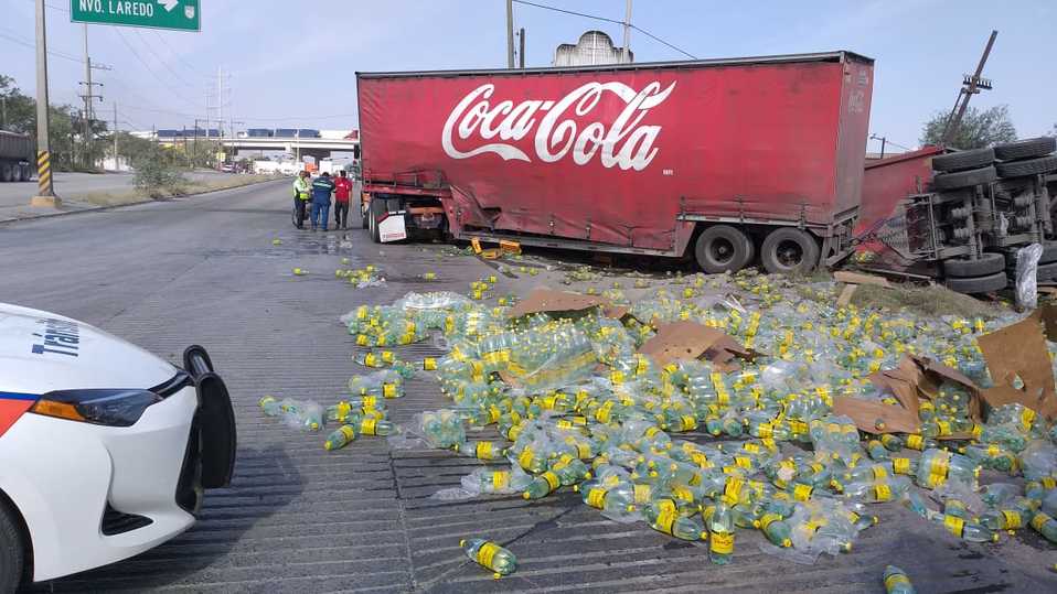 Luego del fuerte choque, la unidad volcó, tirando sobre el pavimento decenas de botellas con agua mineral. (Foto: Especial)