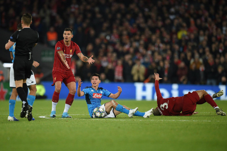 Hirving Lozano lesionó a Fabinho (AFP)