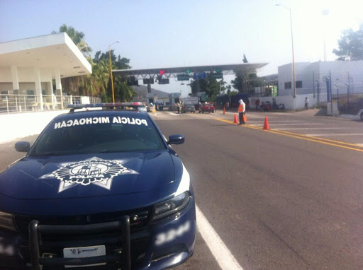 Policías municipales vigilan las casetas. (Jocelyn Estrada)