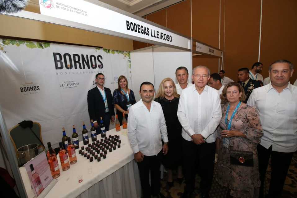 Recorren stands de la edición 78 asamblea nacional de Hoteleros. (José Luis Tapía)