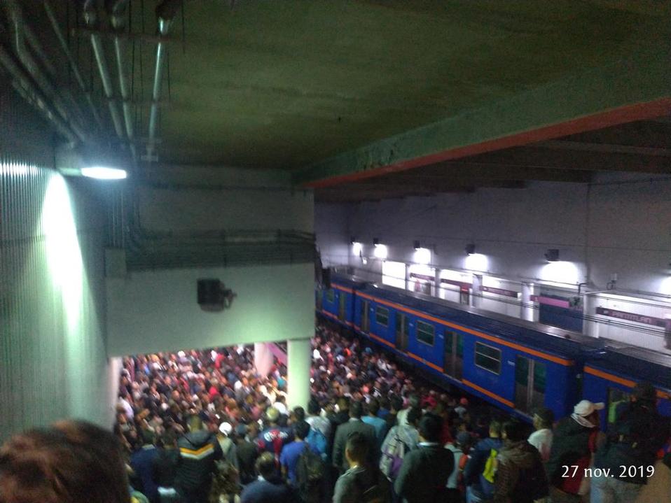 Usuarios en la estación Pantitlán de la Línea A. (Tomado de @_90cvp)