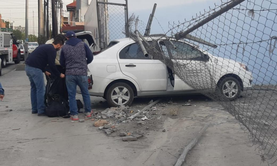 El auto pertenece a una unidad de la Secretaría de Infraestructura Vial de Monterrey. (Foto: Mayte Villasana)