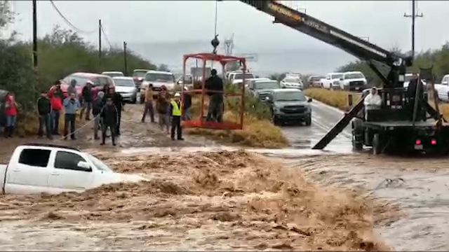Corriente arrastra camioneta en Sonora