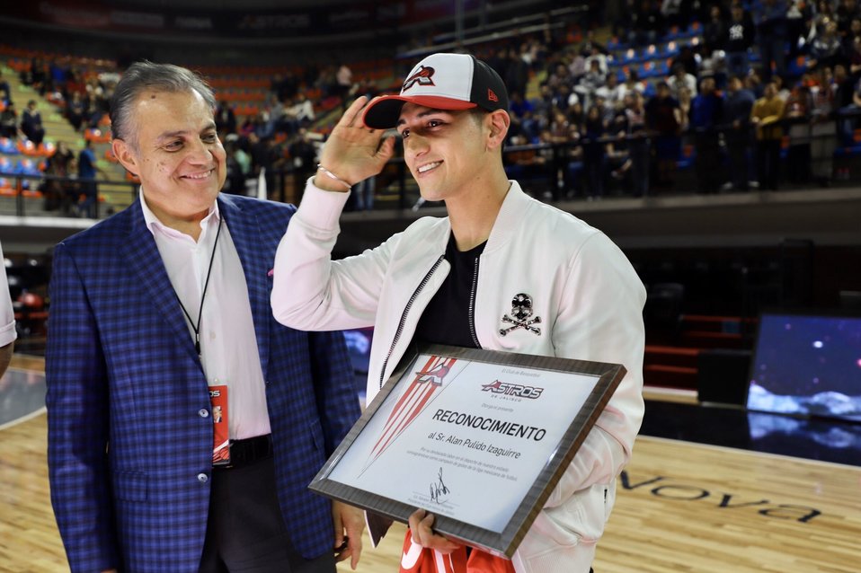 La dirigencia del conjunto estelar le regaló un diploma, un jersey con su número y apelativo y un par de gorras. (Cortesía)
