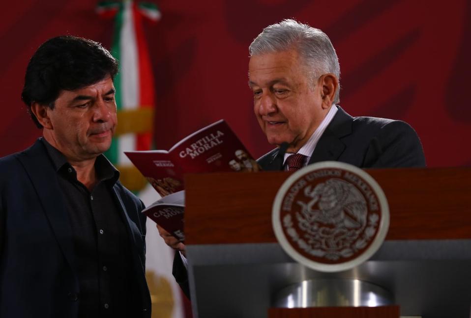 El Presidente  con la Cartilla Moral. (Héctor Téllez)
