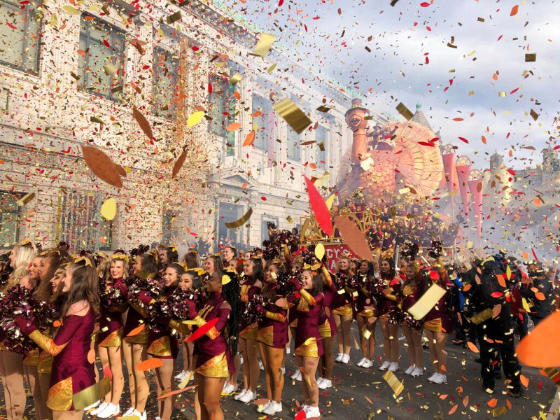 En el desfile participan más de 8 mil voluntarios. (AP)
