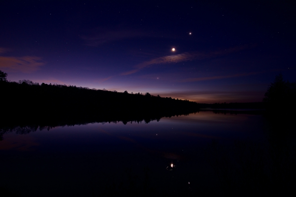 La Luna, Venus y Júpiter se alinean este 28 de noviembre en una triple conjunción planetaria (Shutterstock).