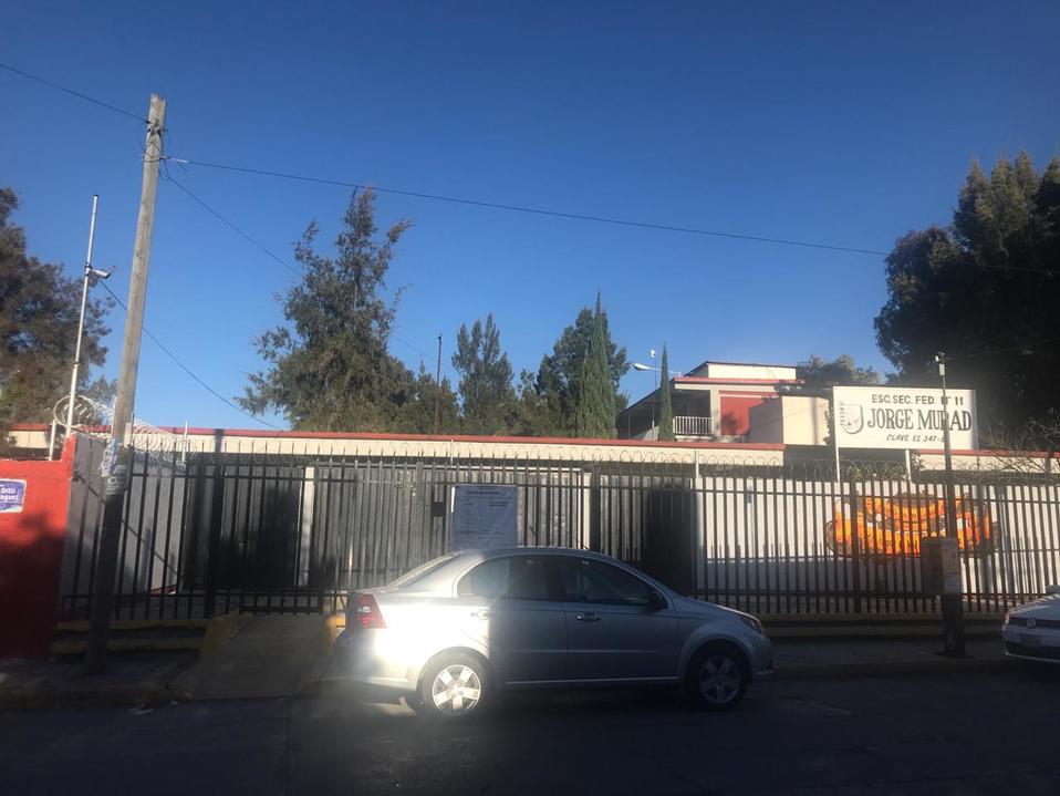 Los tres presuntos delincuentes y el vigilante, de 35 años de edad, se agarraron a golpes durante varios minutos dentro de la institución educativa. (