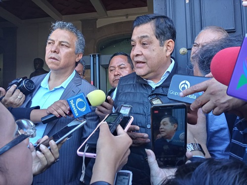 Durante su visita a la sede del Congreso local. (Claudia Hidalgo)