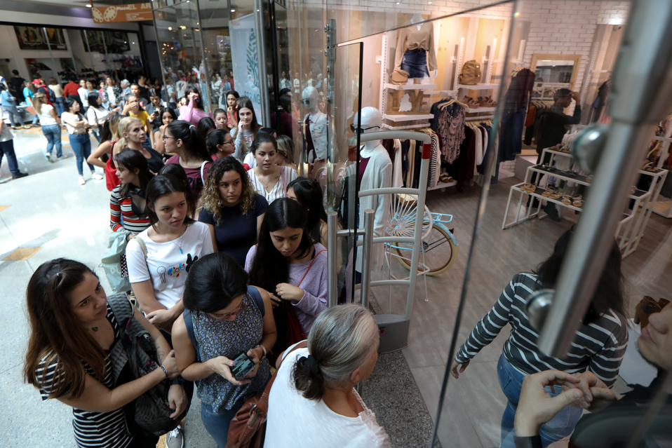 Los centros comerciales y las tiendas en las principales ciudades del país anunciaron descuentos de hasta 80 por ciento (Reuters)