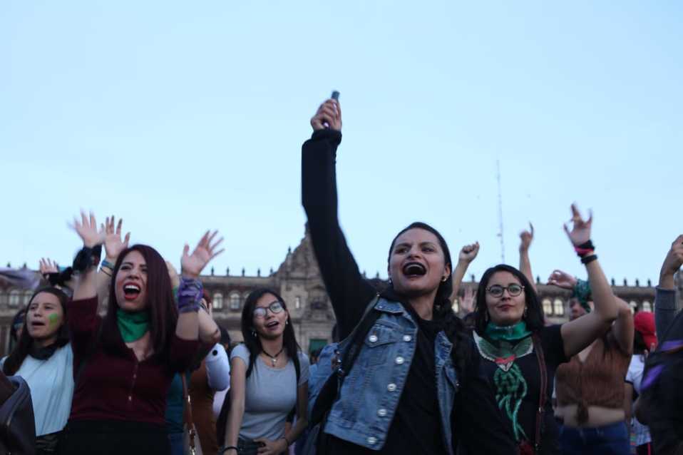 Cientos de mujeres realizaron en el Zócalo el performance 'Un violador en tu camino' (Avelina Martínez).