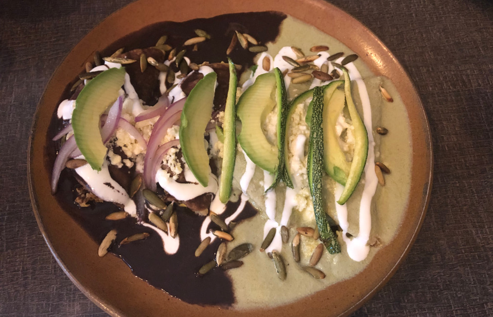 Las enchiladas las puedes pedir combinadas para probar el pipián y el mole (Rosa Emilia Porras Lara)