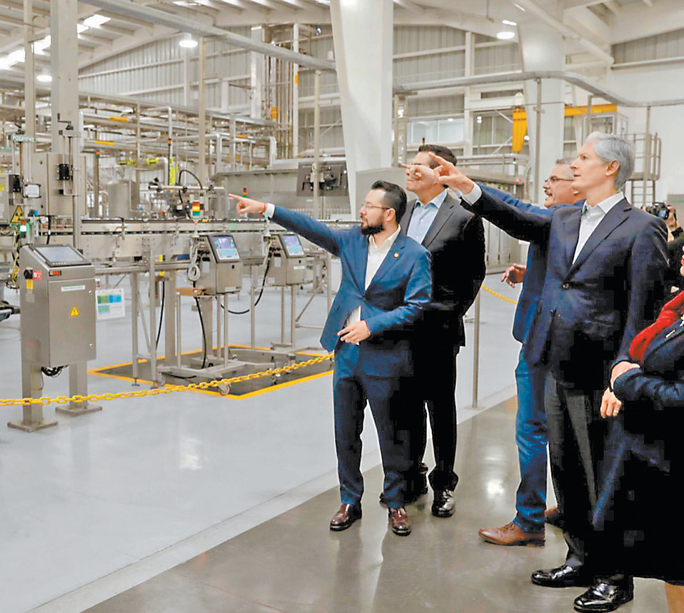 El gobernador mexiquense visitó una planta cervecera. (Especial)