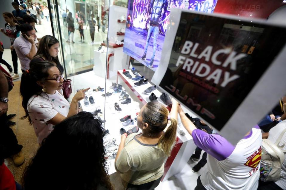 El gobierno flexibilizó este año los controles al sector privado por lo que el Balck Friday fue aprovechado por los venezolanos (Reuters)