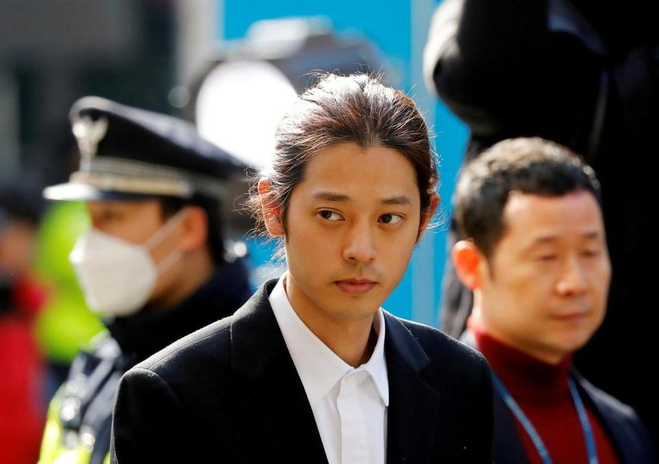 Ídolos del K-pop irán a prisión acusados de violación (Reuters).