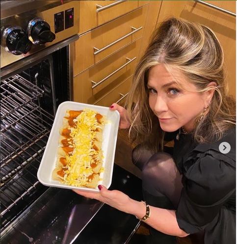 Jennifer Aniston da un giro al Día de Acción de Gracias; prepara deliciosas enchiladas. (Instagram)