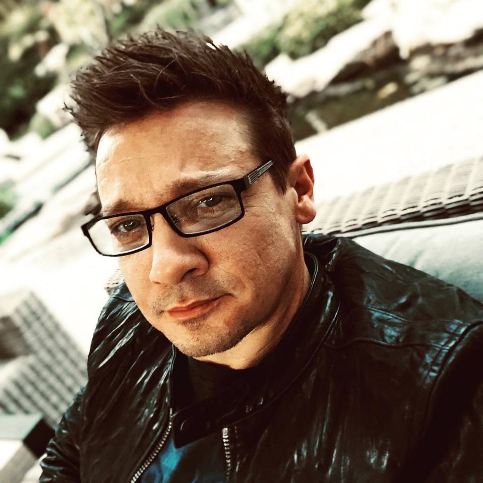 Jeremy Renner y su hija visitan a indigentes por Acción de Gracias (Instagram).