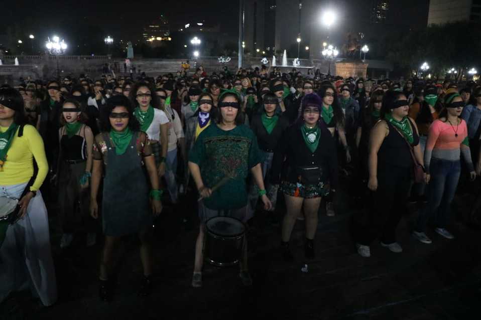 Más de 500 mujeres se reunieron en la Explanada de los Héroes, frente al Palacio de Gobierno de Nuevo León. (Foto: Leonel Rocha)