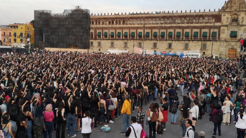 Cientos de mujeres se reunieron en el Zócalo para pedir que se elimine la violencia de género. (Jorge Becerril)