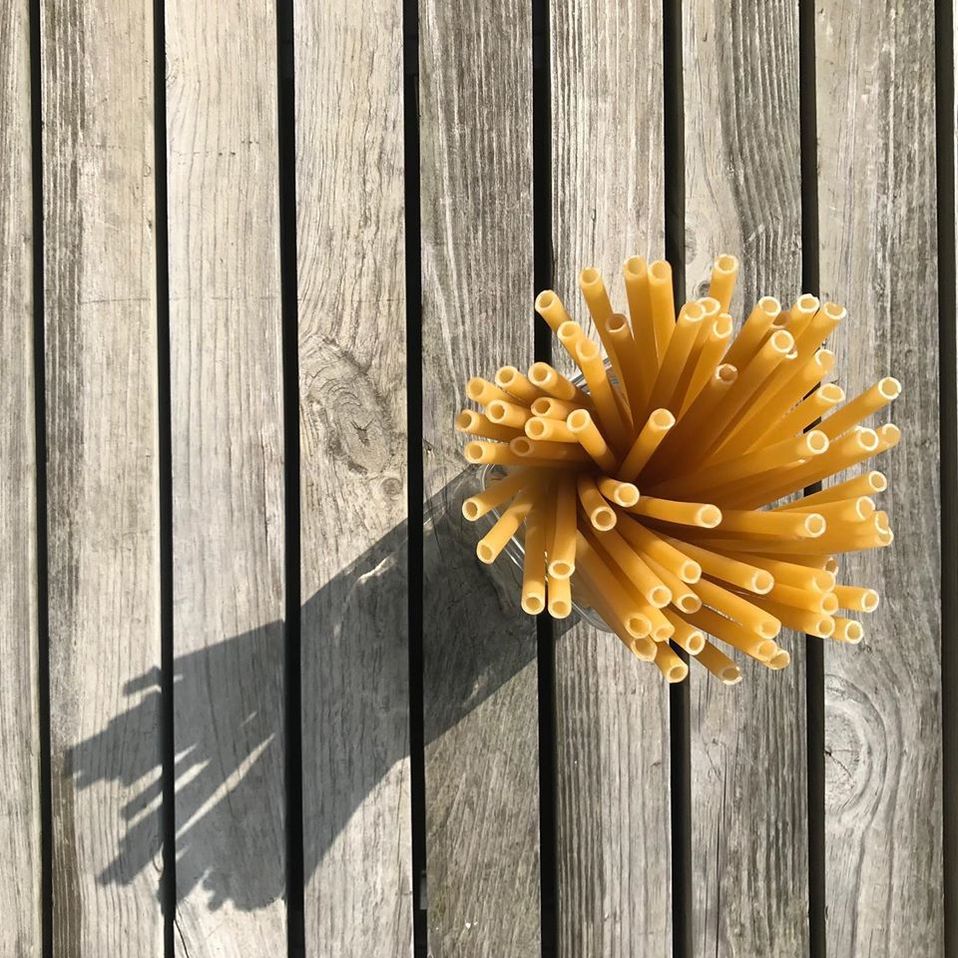 Algunos países como Reino Unido ya han empezado a distribuir popotes de pasta en algunos bares. (Facebook: stroodlesstraws)