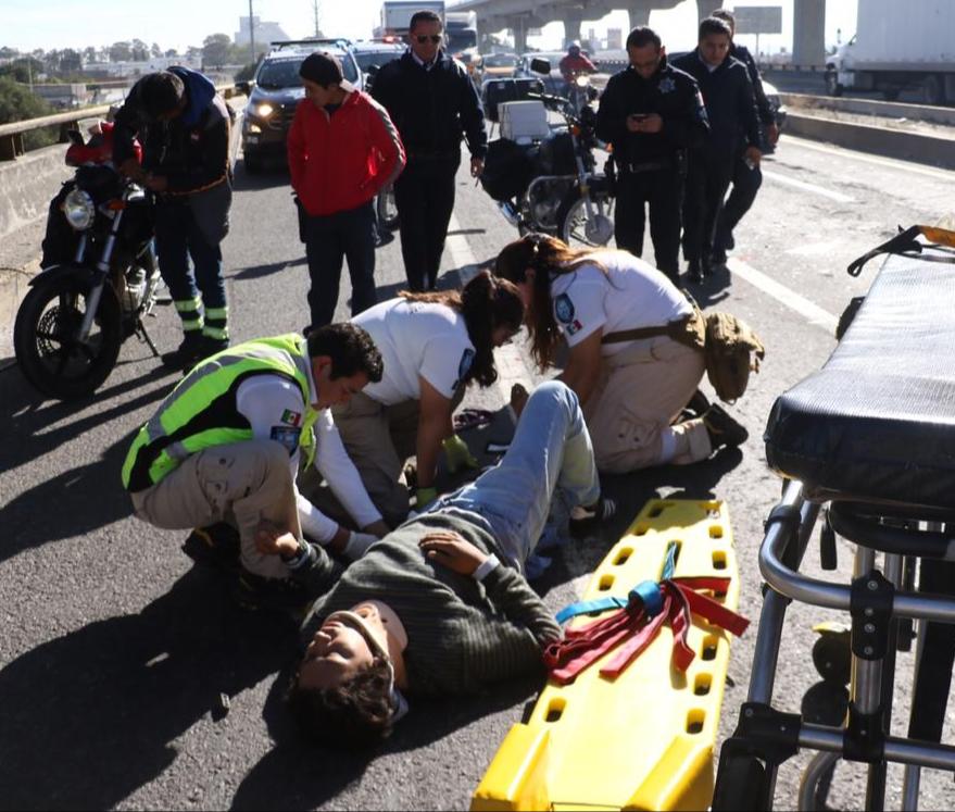 Paramédicos de la unidad 237 de SUMA se movilizaron para atender al motociclista. (Especial)