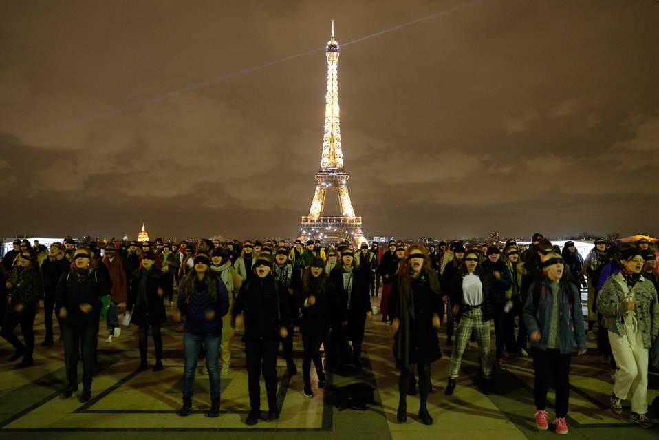 Parisinas recrearon 'Un violador en tu camino' este viernes. (AFP)
