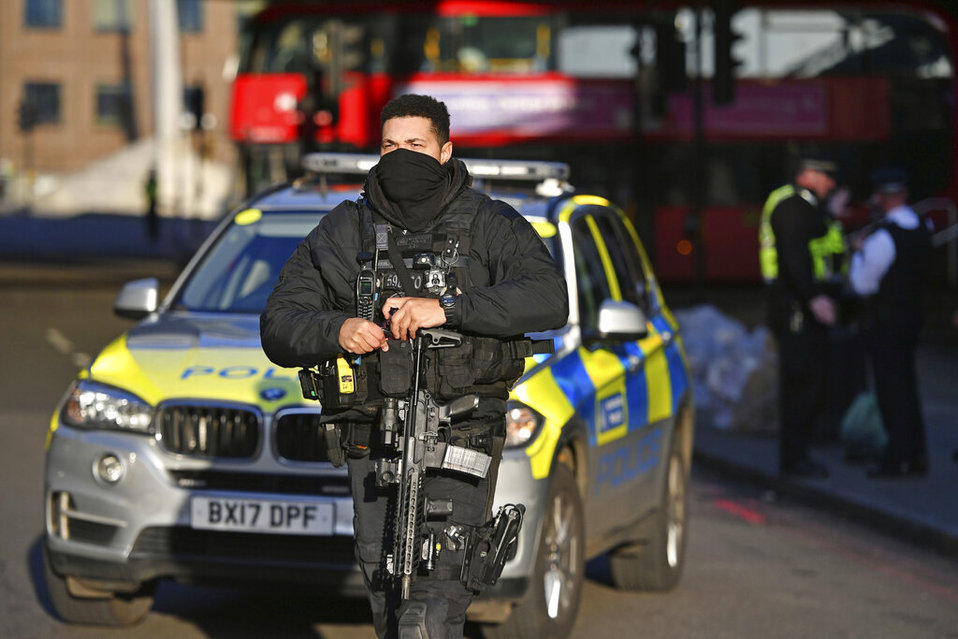 Policía británica acude a Puente de Londres tras ataque. (AP)