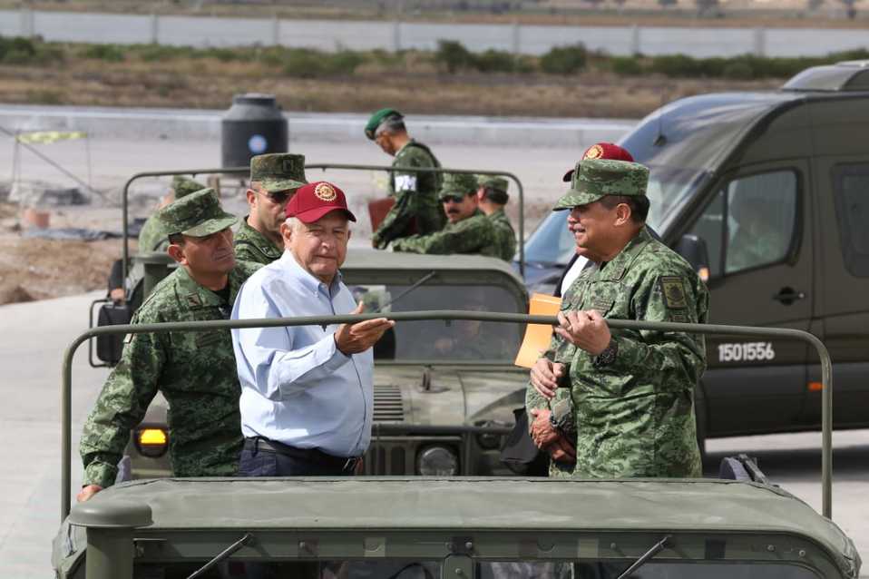 El Presidente durante el recorido por las fábricas de la industria militar de la Secretaría de la Defensa Nacional. (Octavio Hoyos)