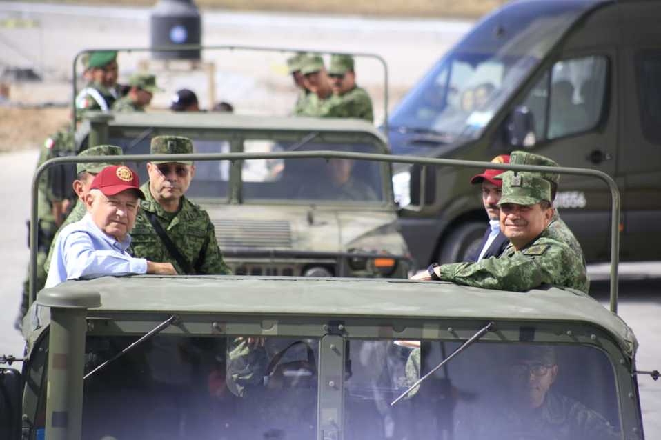 En el recorrido observó que ya se han terminado de construir algunos angares y almacenas que forman parte del complejo militar. (Andrés Lobato)