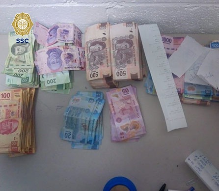 En el área de paquetería se encontró una bolsa con 290 mil pesos. (Especial)