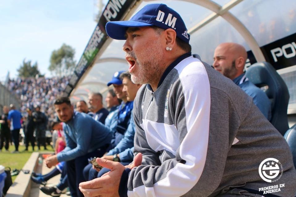 Diego Maradona explota contra árbitro tras empate de Gimnasia y Esgrima La Plata (Twitter @gimnasiaoficial)