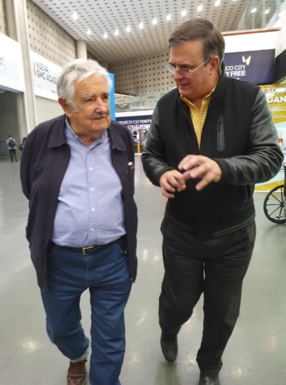 Ebrard le dio la bienvenida a Mujica a su llegada a México. (Twitter)