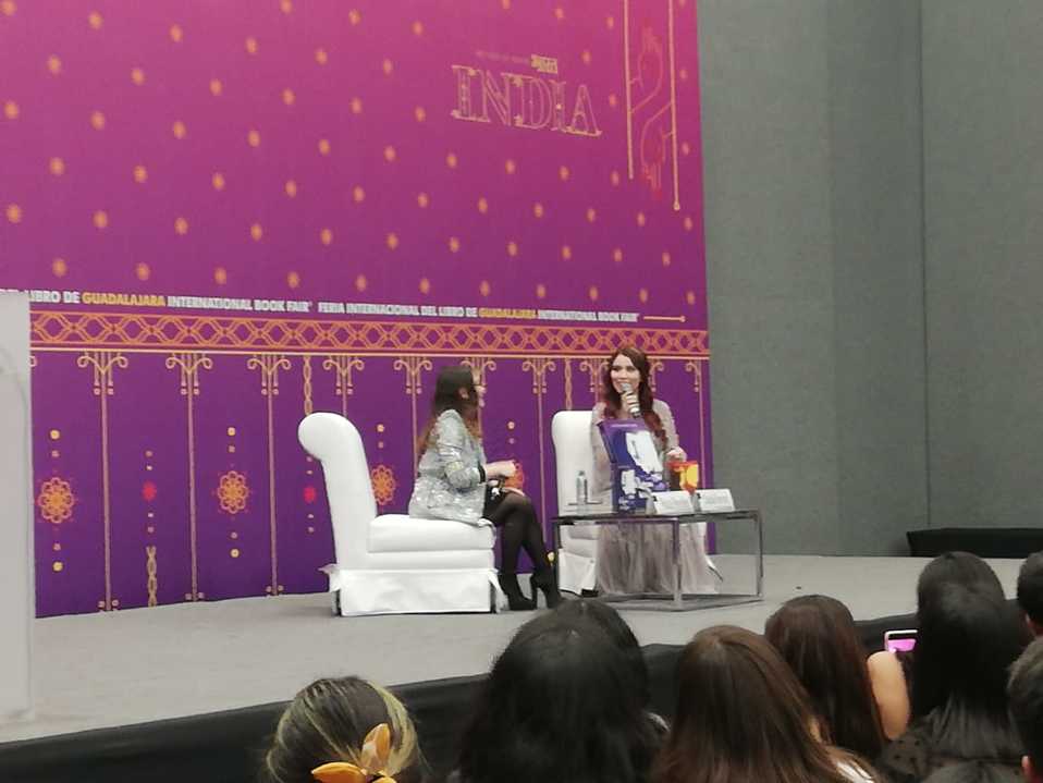 La joven habló de sus experiencias al escribir sobre fantasía. (Martha Calvillo)