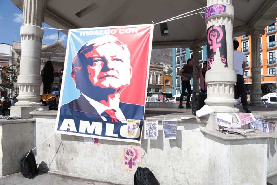 Lona con la imagen de AMLO en plaza Independencia. (Maribel Calderón)