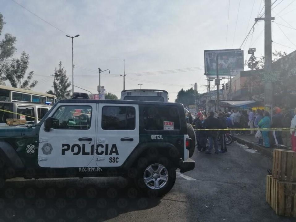 El motociclista chocó contra la parte trasera del microbús en Iztapalapa. | Jorge Becerril