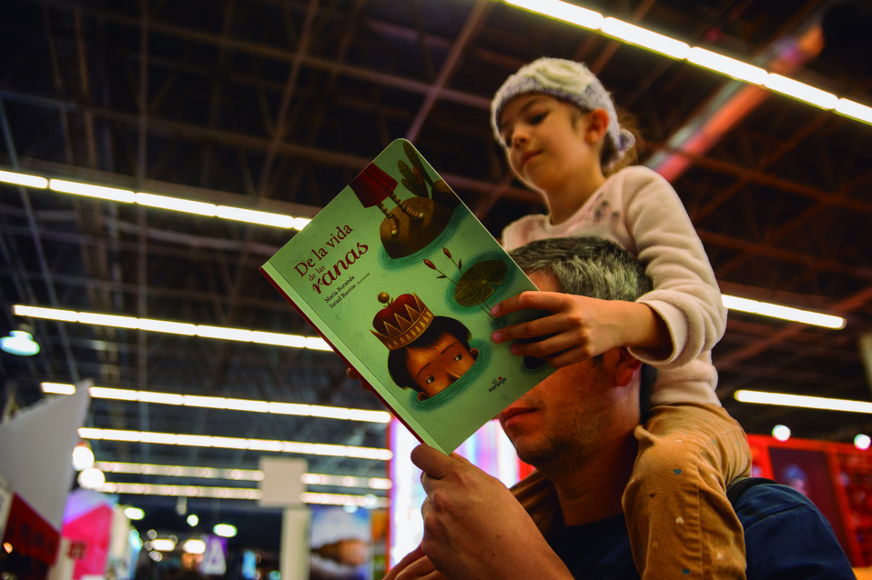 Padre e hija leen 'de la vida de las ranas', de María Baranda. (Foto: Paula Vázquez)