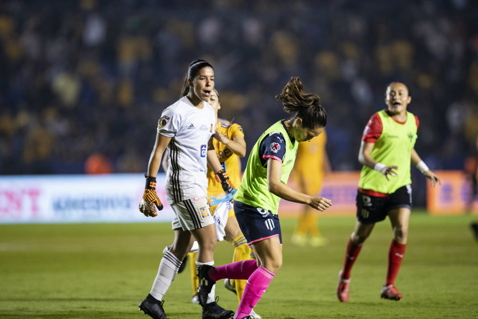 Portera de Tigres se encara con jugadora de Monterrey en final de ida de Liga MX Femenil (Imago7)