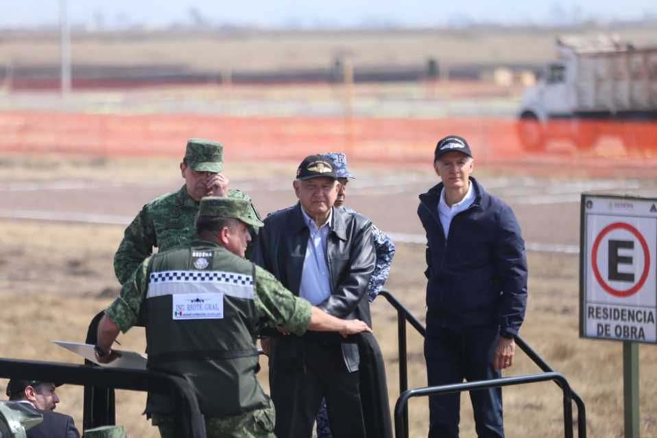 El presidente Andrés Manuel López Obrador supervisa las obras del aeropuerto en Santa Lucía. (Javier Ríos)