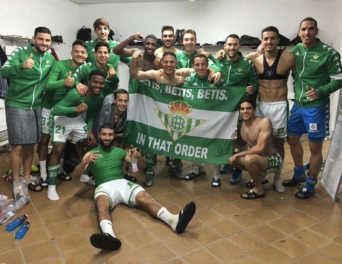 Real Betis celebra triunfo ante Mallorca con bandera al estilo Gareth Bale (@RealBetis)