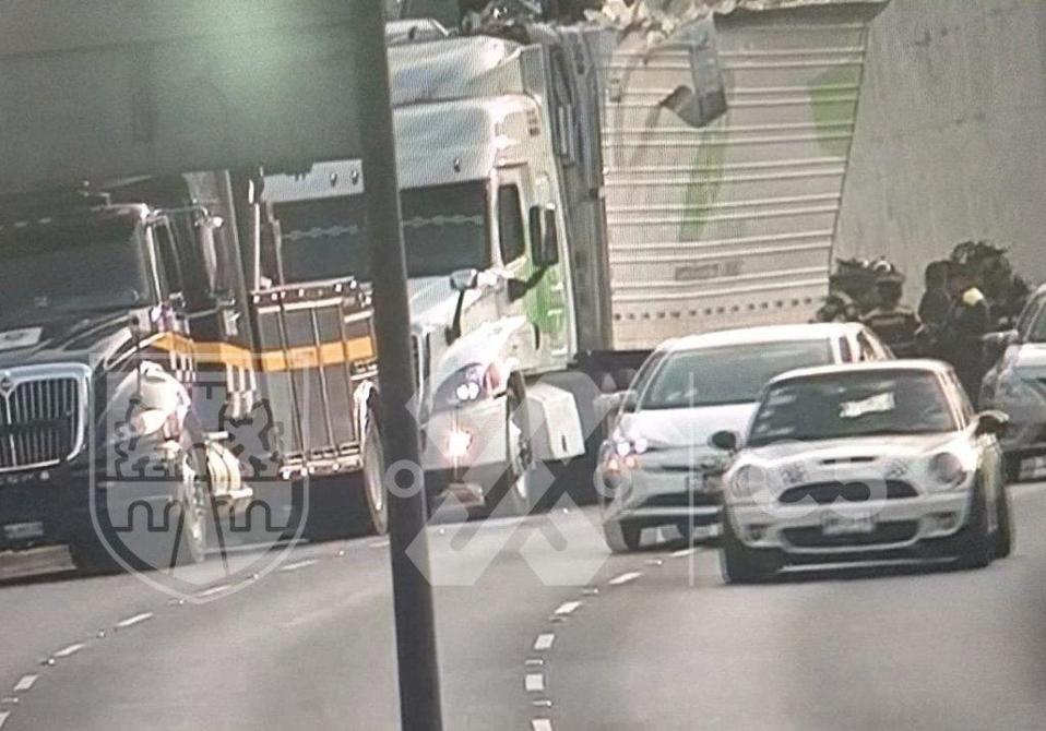 Un tráiler se atoró en desnivel de Viaducto. | Twitter C5