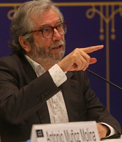 Antonio Muñoz Molina es escritor y académico de la Real Academia Española desde 1996, donde ocupa el sillón U.