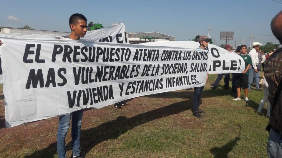 Campesinos bloquean carretera. Foto: (Especial)