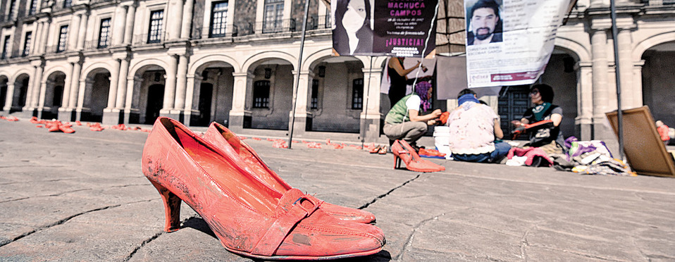 Edomex. “Performance” “Zapatos rojos” en recuerdo de asesinadas y desaparecidas. (Crisanta Espinosa/Cuartoscuro)