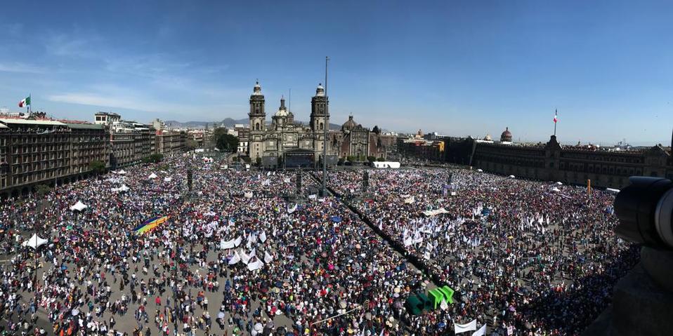 Los gobernadores tuvieron que caminar entre los simpatizantes de López Obrador. (Nelly Salas)