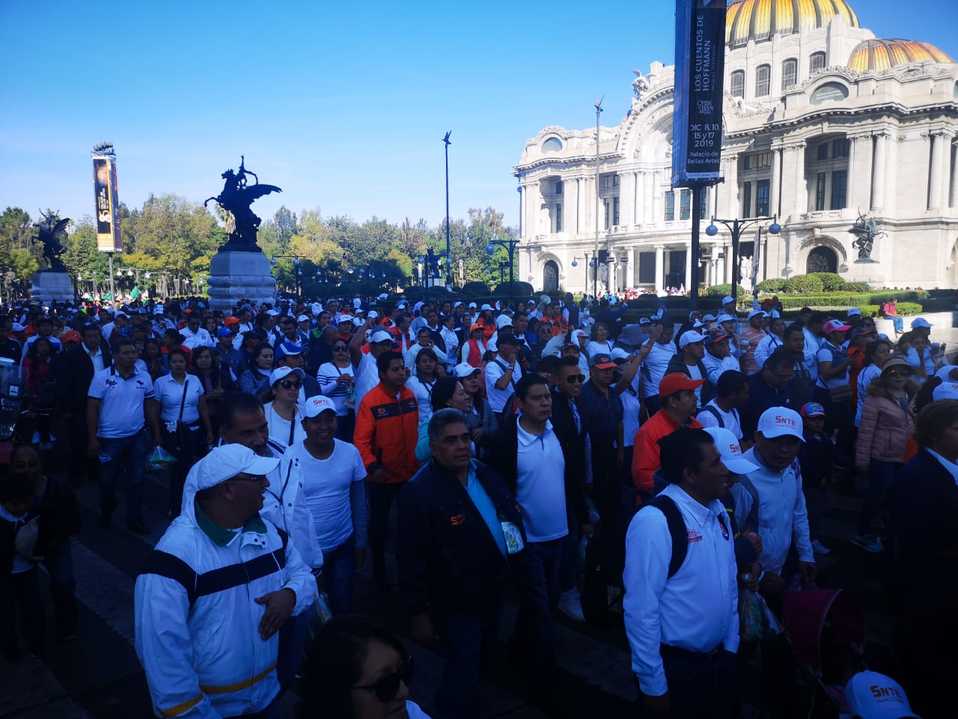 Integrantes del SNTE rumbo al Zócalo capitalino. (Especial)