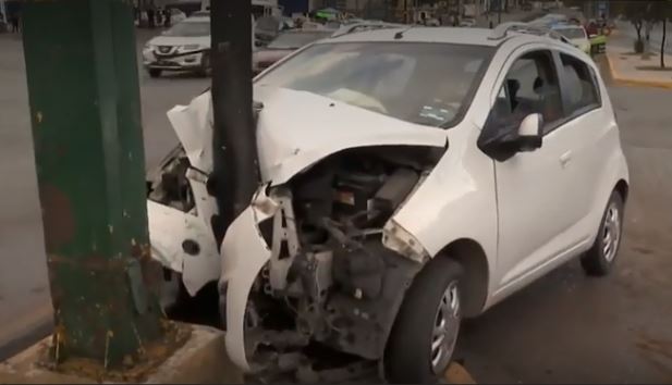 El joven quien fue trasladado al Hospital Civil iba custodiado por agentes de tránsito. (Foto: Especial)