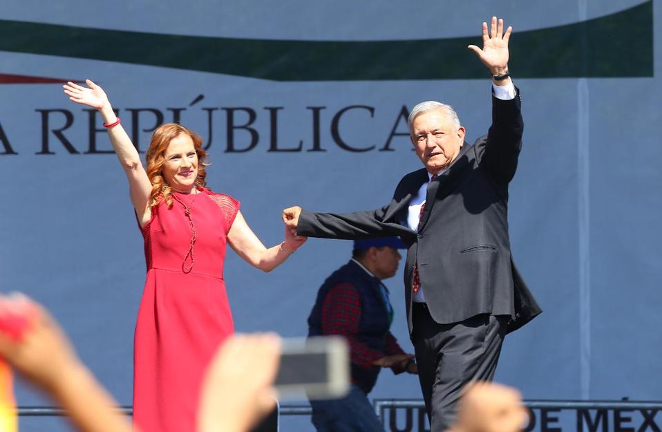 López Obrador junto con su esposa Beatriz Gutiérrez Mueller. (Héctor Téllz)