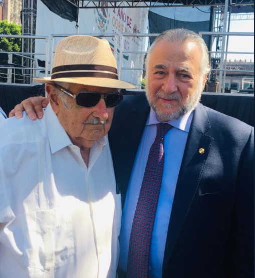 Miguel Torruco con José Mujica en evento de AMLO en el Zócalo (@TorrucoTurismo)