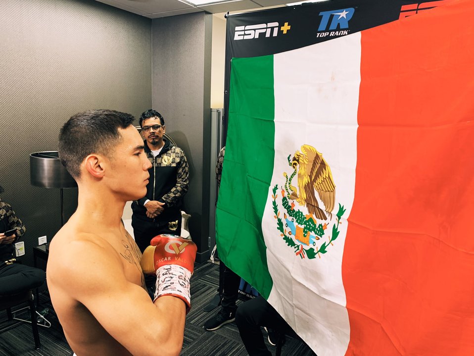 Óscar Valdez noquea a Adam López en debut en peso superpluma (Twitter @ESPINOZA BOXING)
