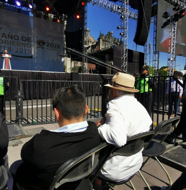 El ex presidente José Mujica antes de iniciar el informe de Andrés Manuel López Obrador. (Tomad de @m_ebrard)